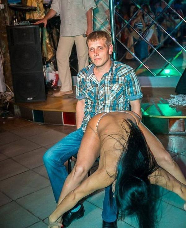 Ангельская девчонка седлает мужика весело с ним играет в половые игры