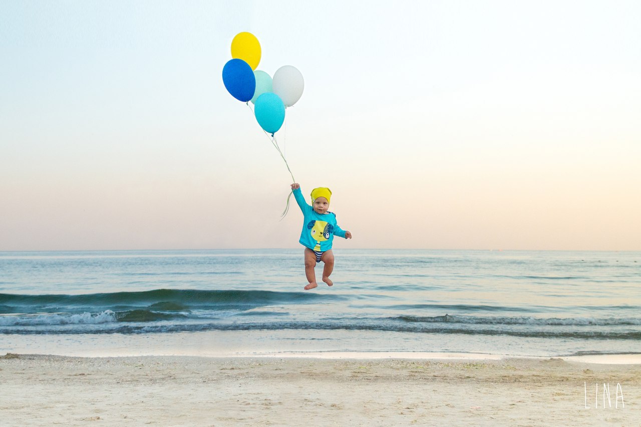 Фотосессия на море с воздушными шарами