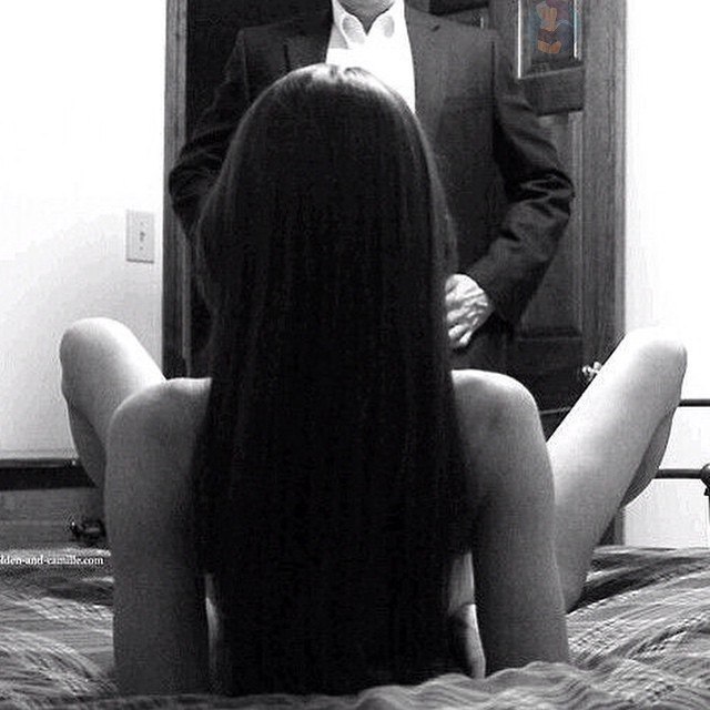 Темно волосатая девушка с красивой круглой попкой стоит на коленях перед своим парнем и делает глубокий минет