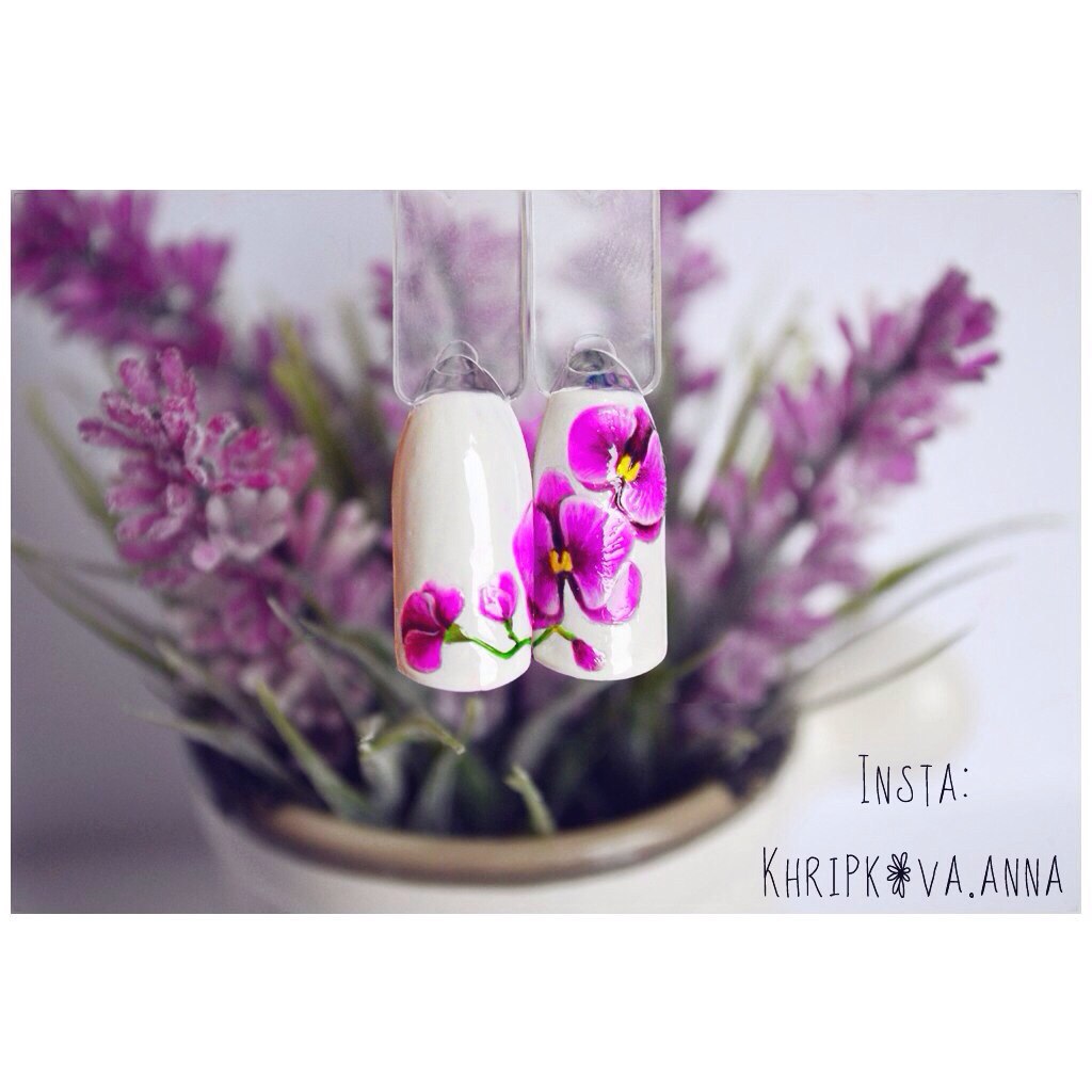 Белая Орхидея на ногтях