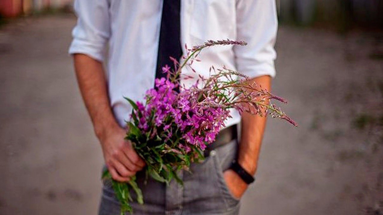 Мужчина с букетом полевых цветов