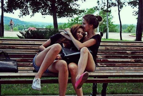 Русские девушки лесбиянки на улице прямо на лестнице трахнули друг друга