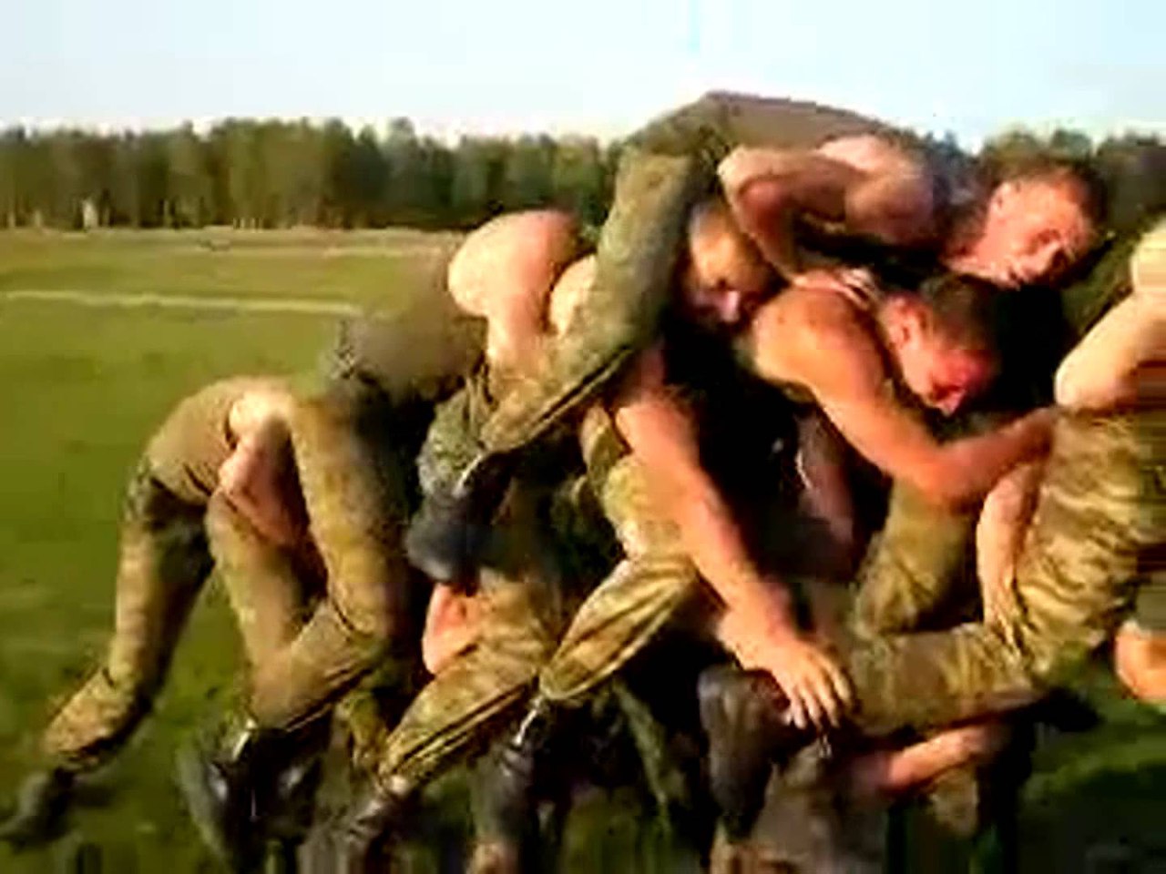 изнасилование гея в армии фото 55