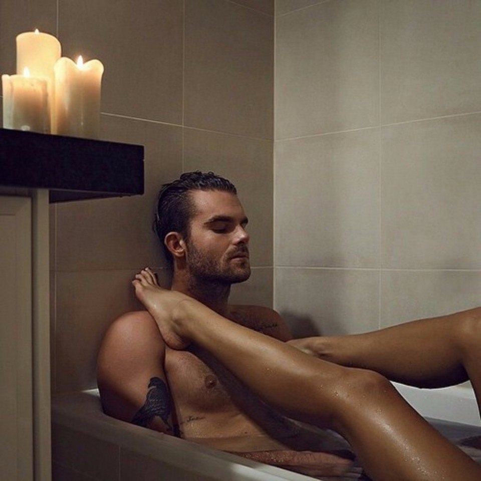 Пара вместе принимает душ и занимается сексом под струей воды