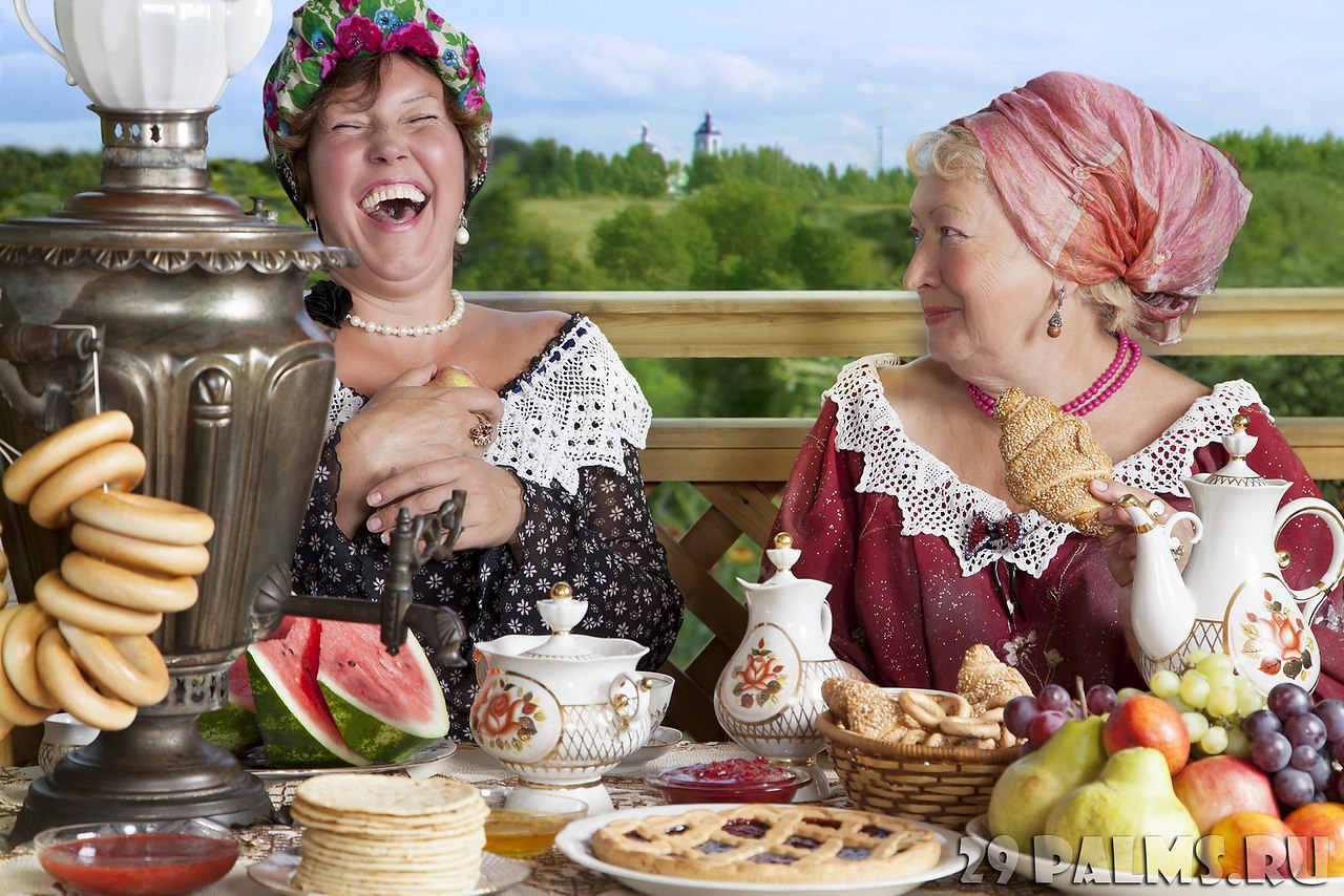 Голая латинка приглашает выпить с ней чаю в саду на даче