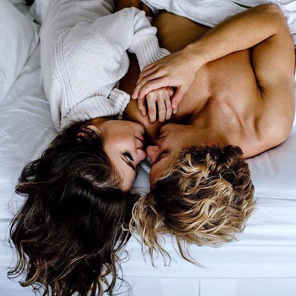Две прекрасные дамы часто спят вместе и страстно занимаются любовью когда они проснутся