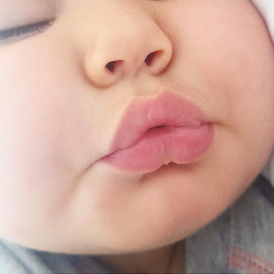 Малышка с красивыми губками и сладкой грудью гиф