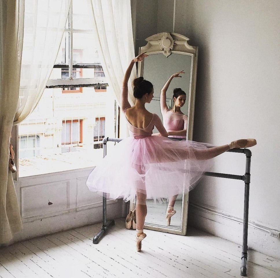 Нежный секс с балериной в розовой пачке перед зеркалом