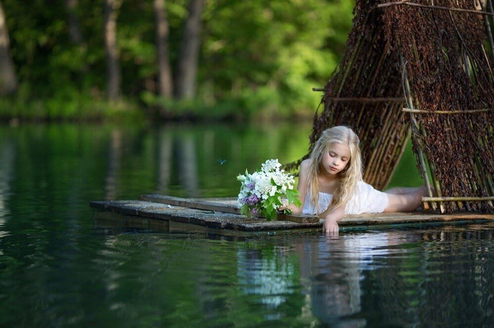Девушка на озере отдыхала 