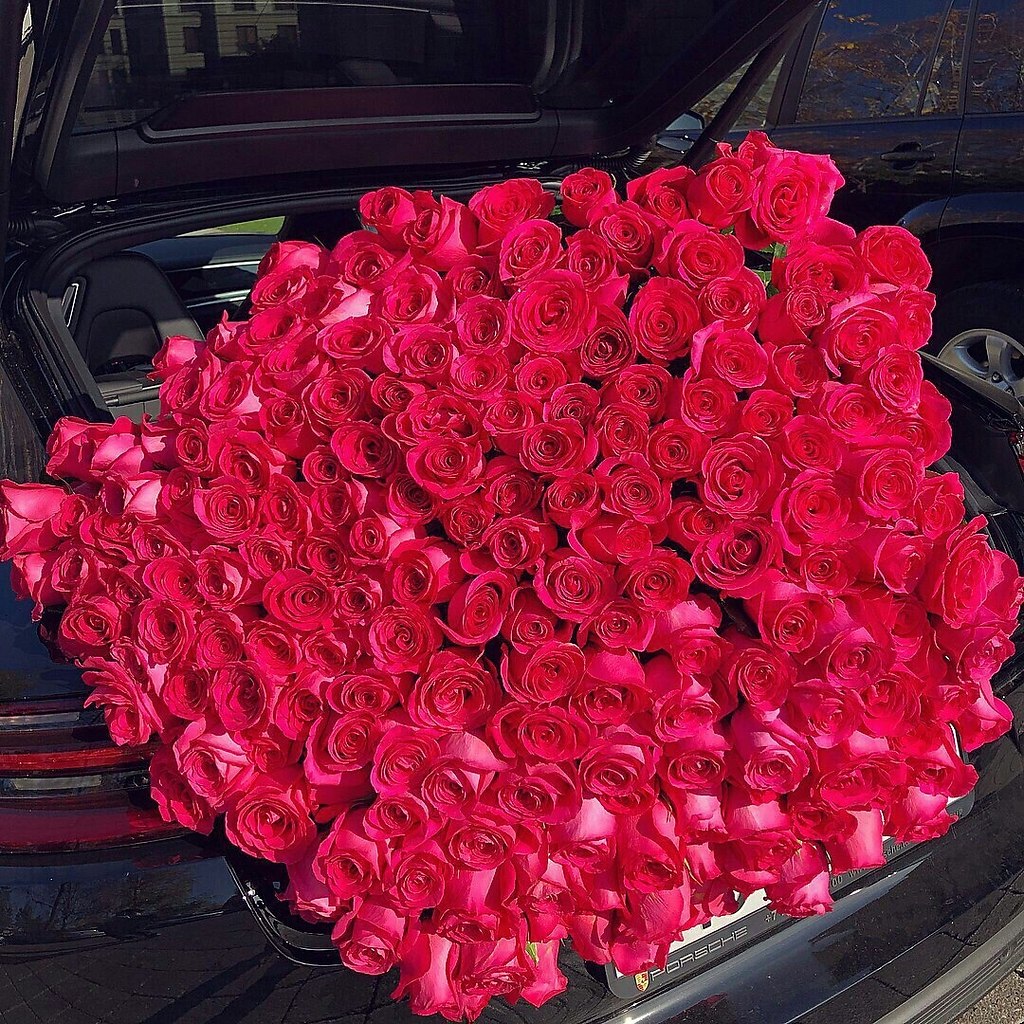 Большой букет роз в машине