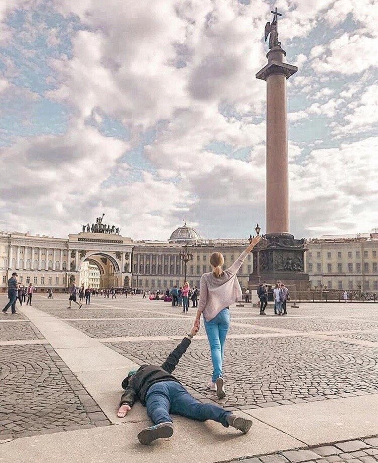 Ангелина в Питере стоит голышом на крыше