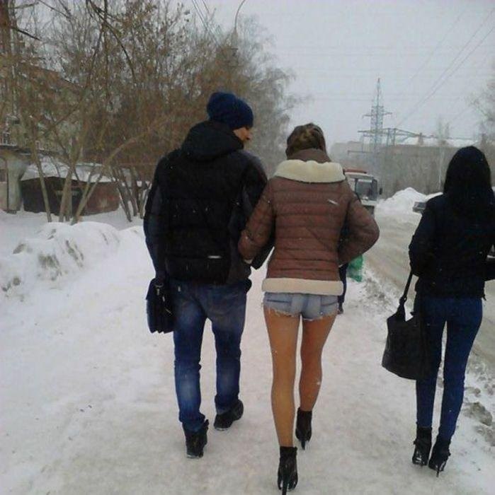 Парни заглядывают тайком под юбки русских девок