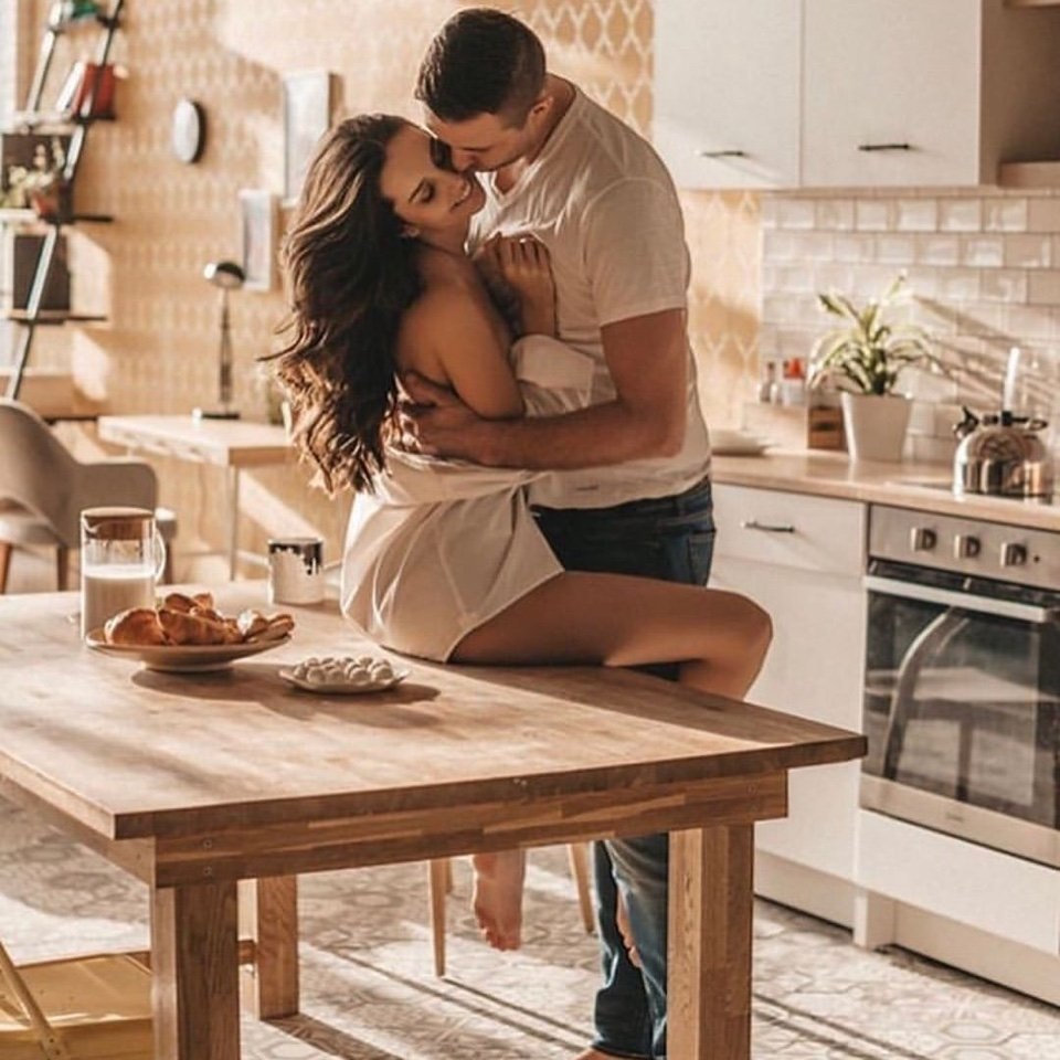 Мужчина и женщина страсть на столе фото