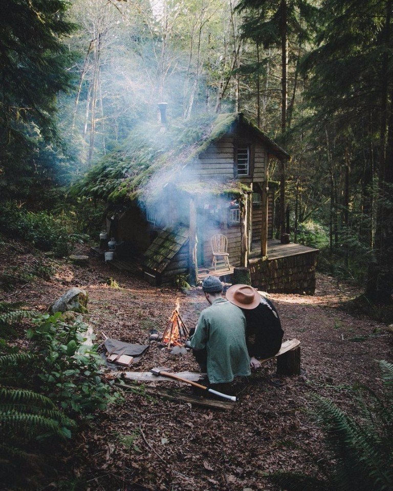 Лесбиянки отдыхают в домике в лесу 