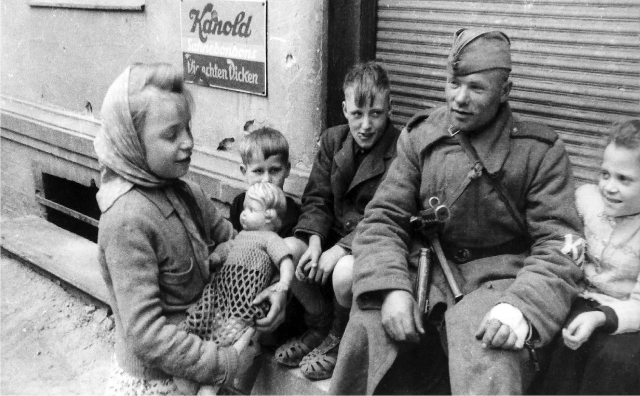 Советские солдаты и дети в Германии