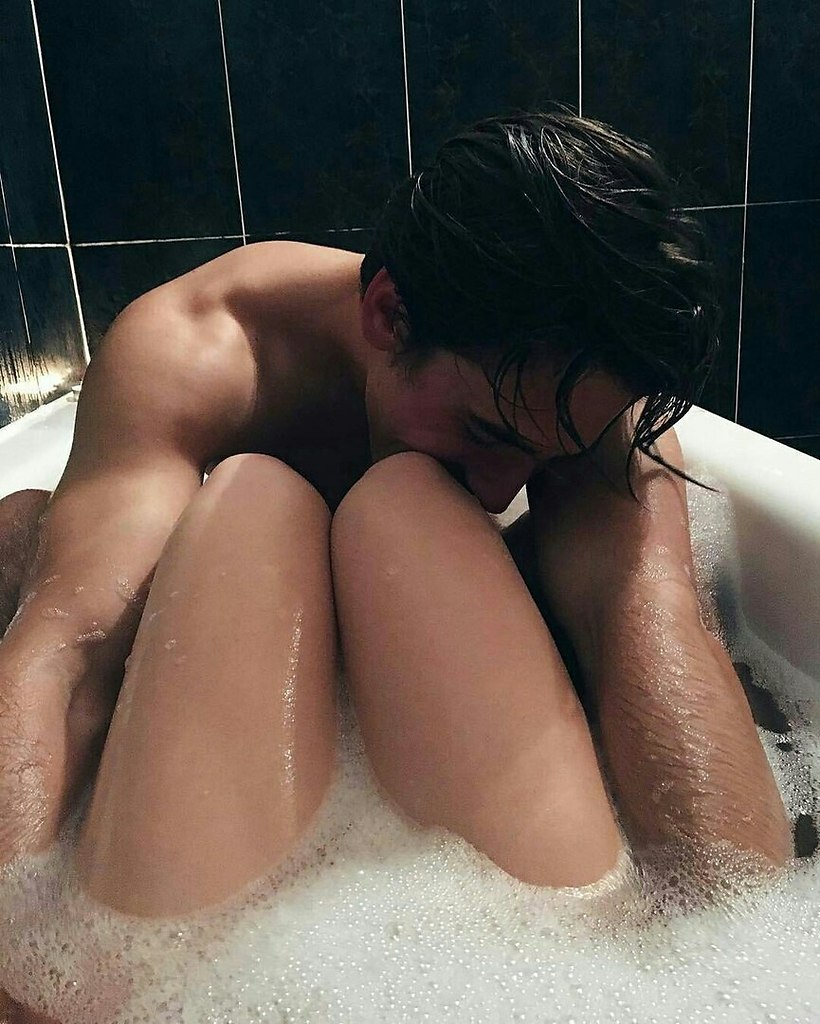 Мужчина лижет у супруги в ванной 
