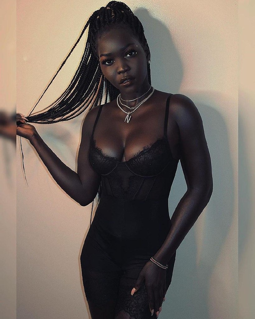 Негритянка светит черной мандой в апартаментах