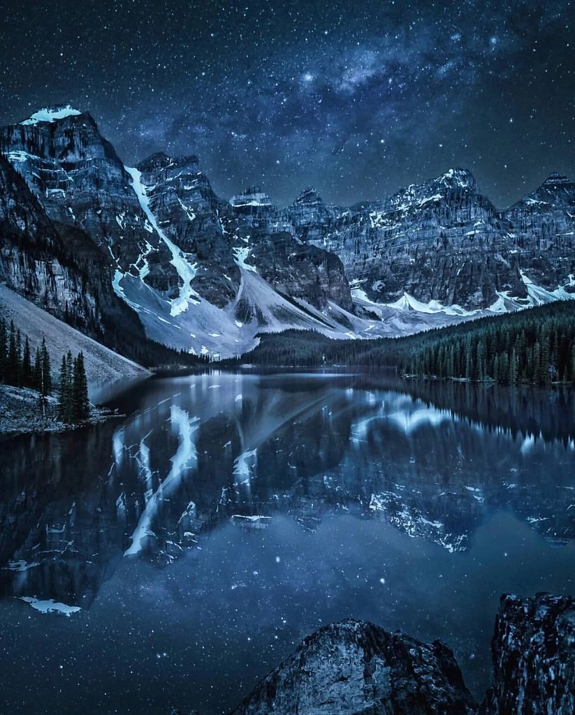 Канада озеро Морейн ночью
