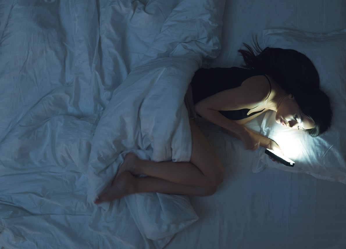 Девушка мастурбирует вибратором лежа на кровати напроитив скрытой камеры