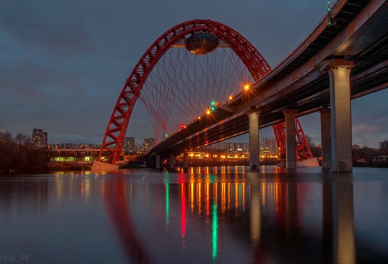 Красный вантовый мост в Москве