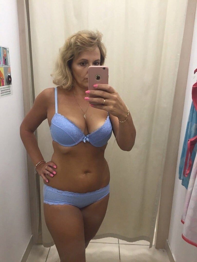 Молодая блонда посетила магазин и разделась дома порно фото