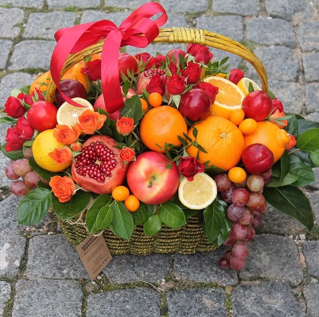 Осенний букет с фруктами в корзине