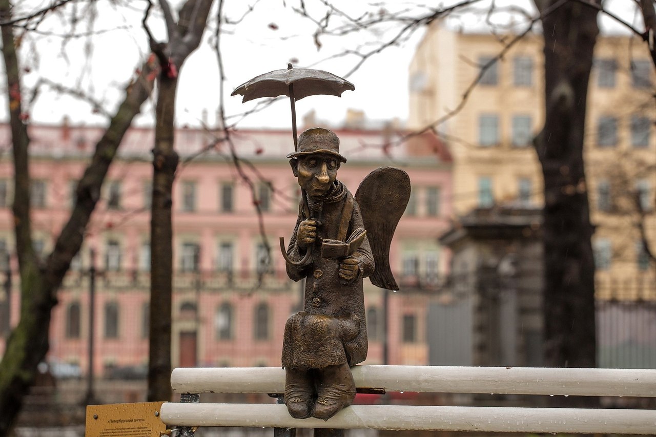 памятник ангела в петербурге на скамейке