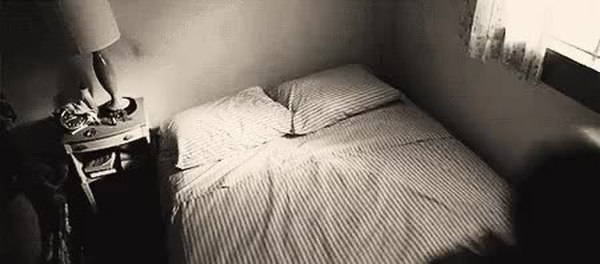 На кровати глумится бесстыжая шмара - голые в чулках фото