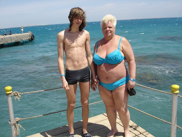 Haarige Oma Bikini Gruppensex