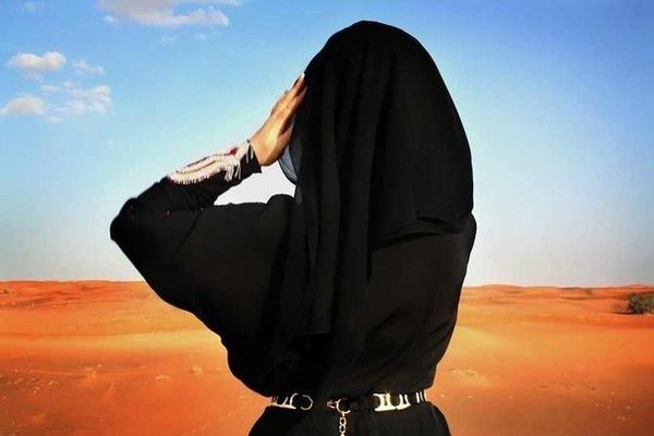 Девушка в хиджабе в пустыне фото