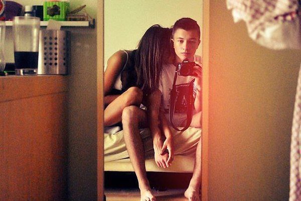 Девушка с парнем фото перед зеркалом