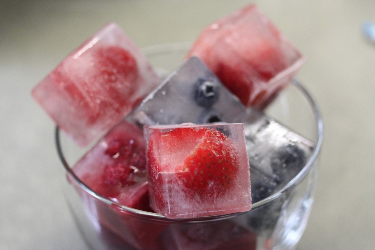 Компот из замороженных фруктов. Фруктовый лед. Кубики льда. Фруктовый коктейль со льдом. Фруктовый лед кубики.