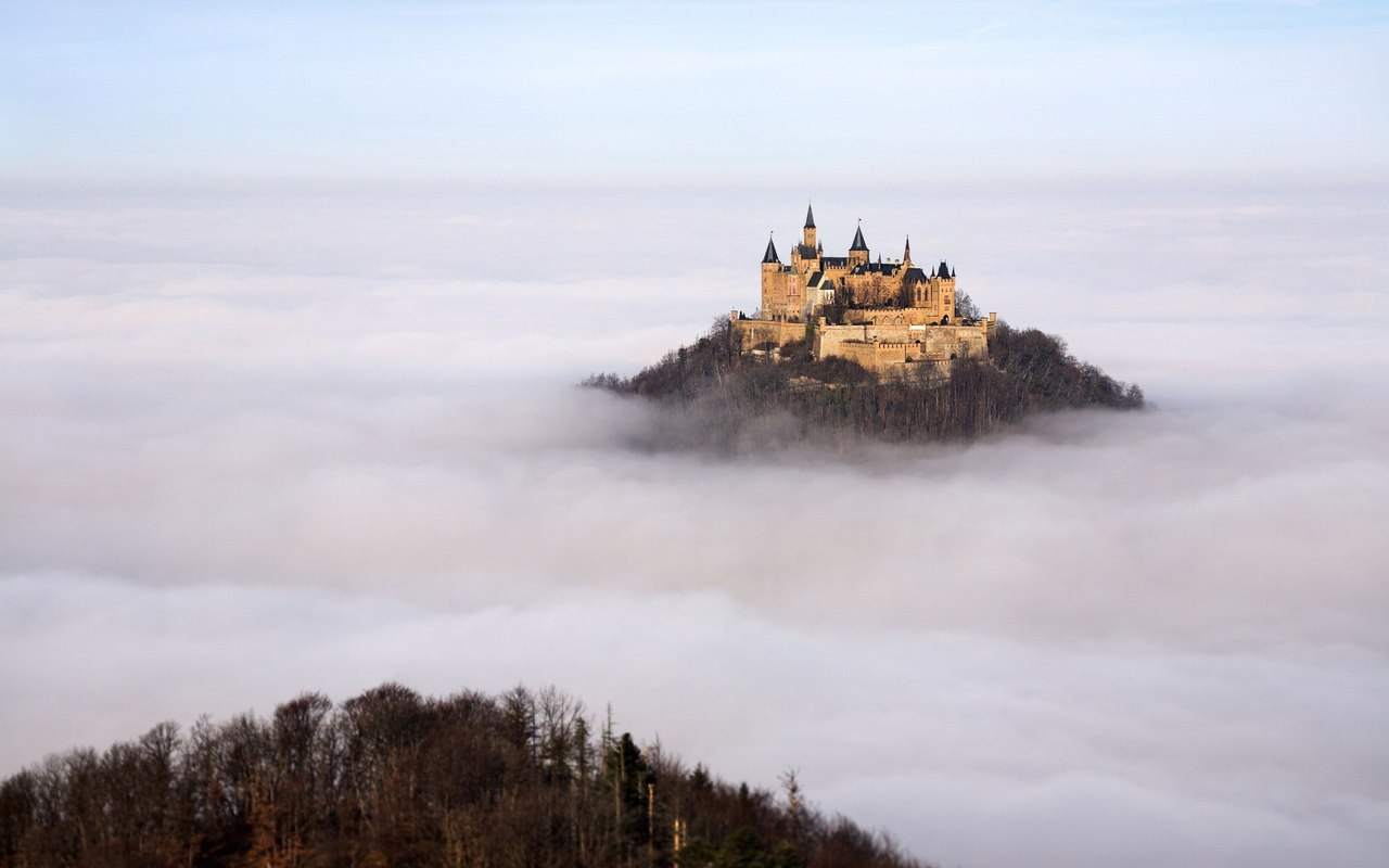 Замок Гогенцоллерн замок в облаках Германия
