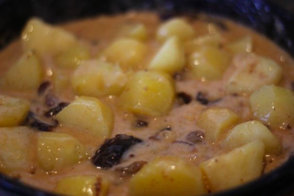 Картошка в воде на ночь. Картофельный цимес. Картошка с черносливом. Цимес из картофеля. Карамелизованный картофель с черносливом.