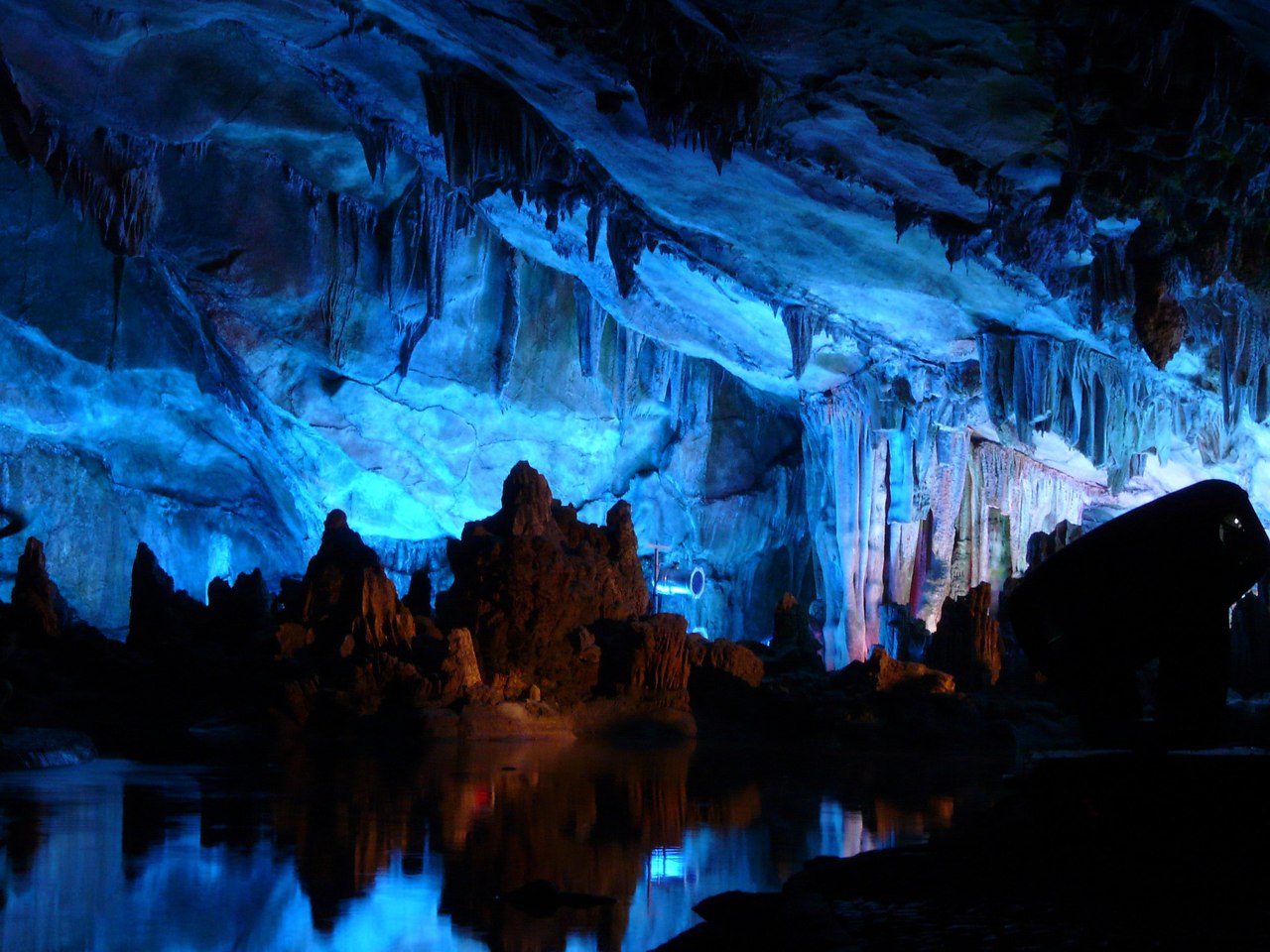 Красивое освещение пещеры