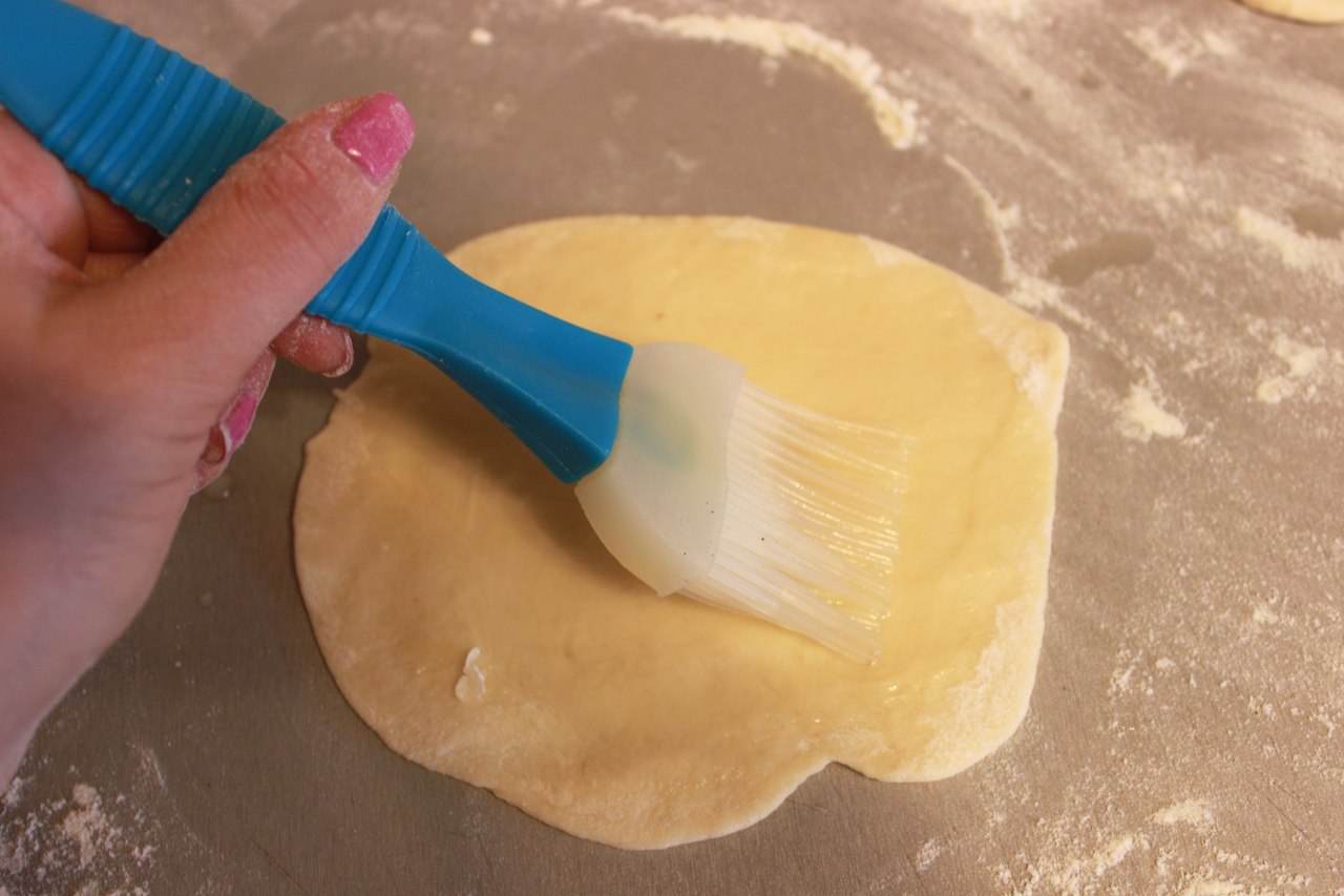 Чем можно смазать тесто. Смазать тесто сливочным маслом. Раскатанное тесто. Смазываем раскатанное тесто маслом. Намазать булочку маслом.