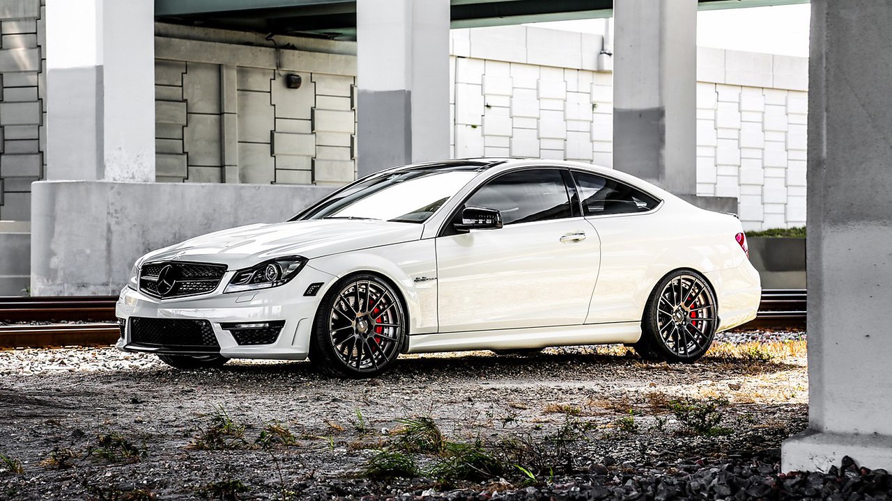 Tuning mode. Mercedes Benz c63 AMG Coupe. Мерседес c63 AMG белый. Mercedes c63 AMG w204 Coupe. Мерседес c63 w204 AMG белый.