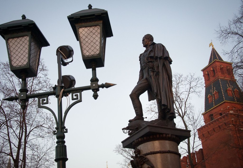 Новый памятник в москве. Открытие памятника Александру 1 в Москве. Памятник Александру i (Москва). Александровский сад Москва памятник Александру 1. Памятник императору Александру 1 в Александровском саду.