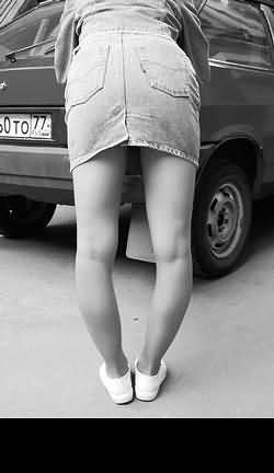 Девушки с кривыми ногами в юбках