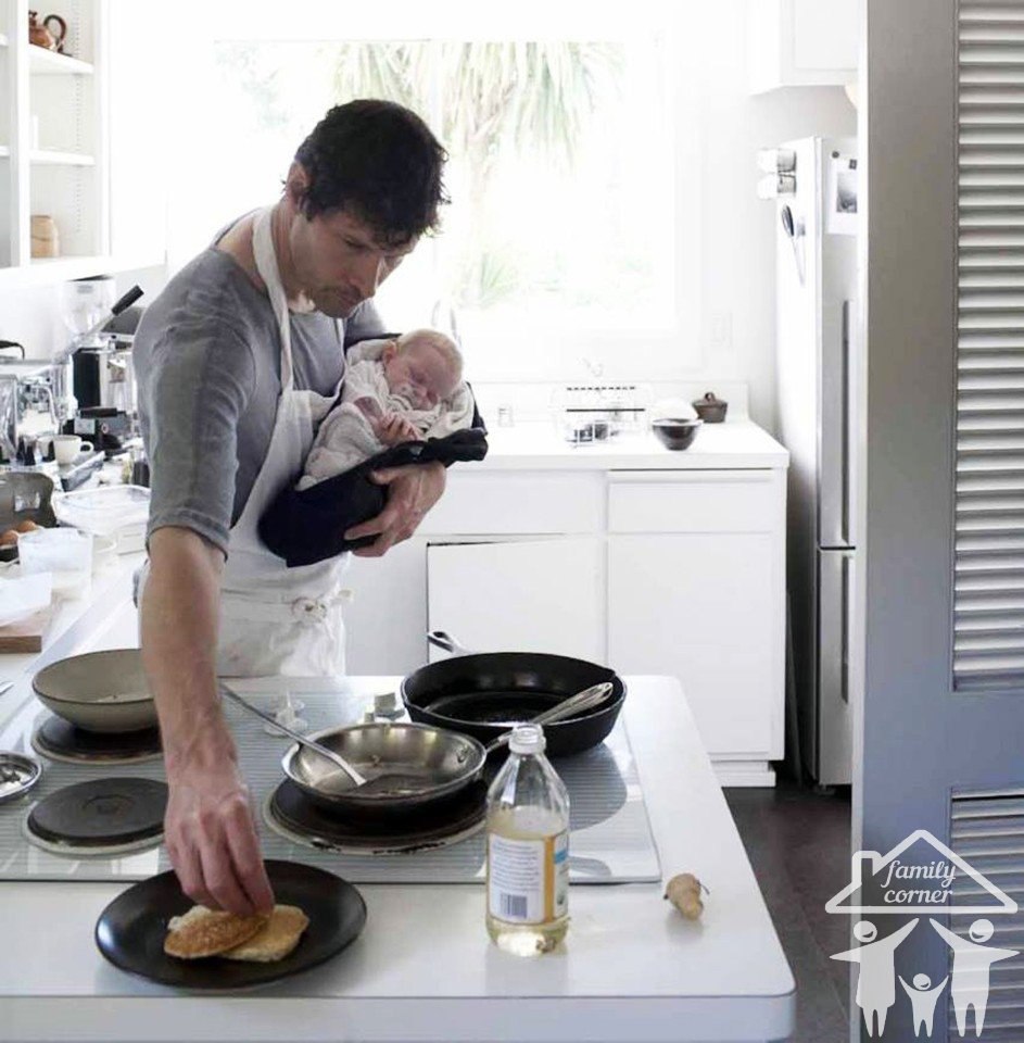 Семья мужа не помогает. Мужчина моющий посуду. Мужчина моет посуду. Парень с посудой. Муж моет посуду.