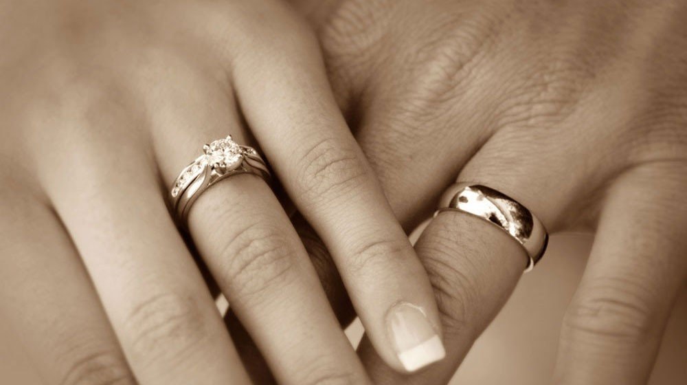 Два кольца на безымянном пальце правой руки у женщин