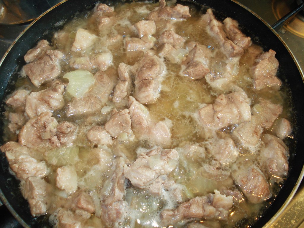 Рецепт гуляша из свинины с подливкой на сковороде пошаговый рецепт с фото