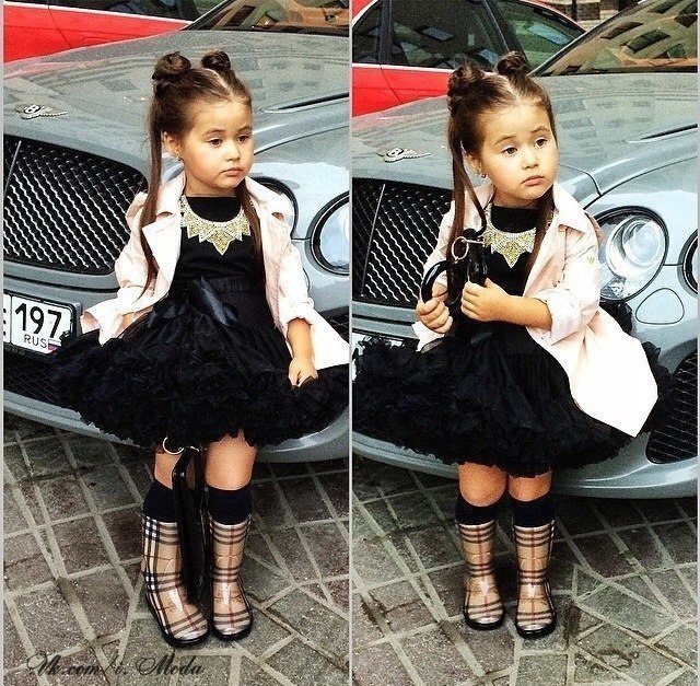 Маленькая девочка в черном платье
