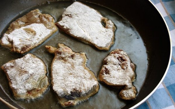 Отбивные из печени говяжьей на сковороде сочно и вкусно рецепт с фото