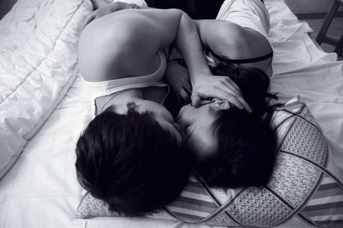 Парень и девушка целуются в постели фото