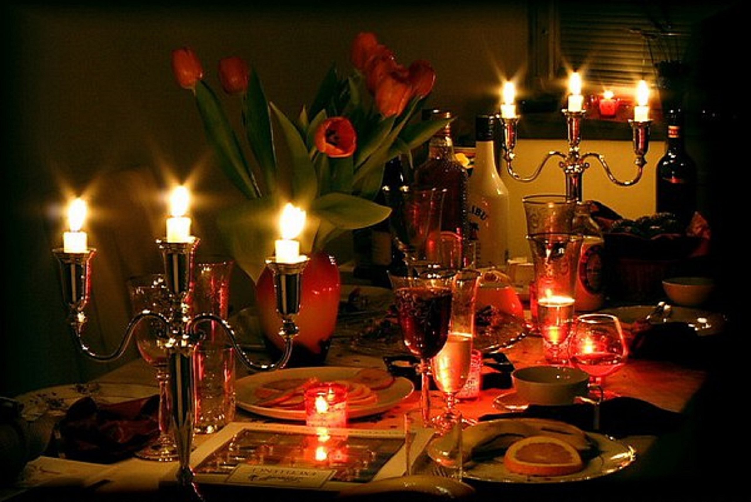В это самый день вечером. Романтический вечер. Романтический ужин. Романтический ужин при свечах. Красивый романтический стол.