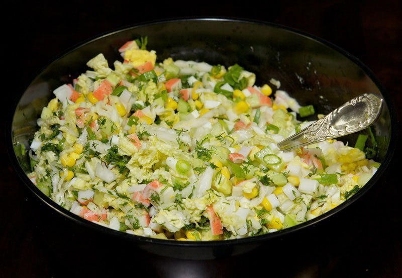 Салат из пекинской капусты с огурцом и кукурузой и крабовыми палочками рецепт с фото