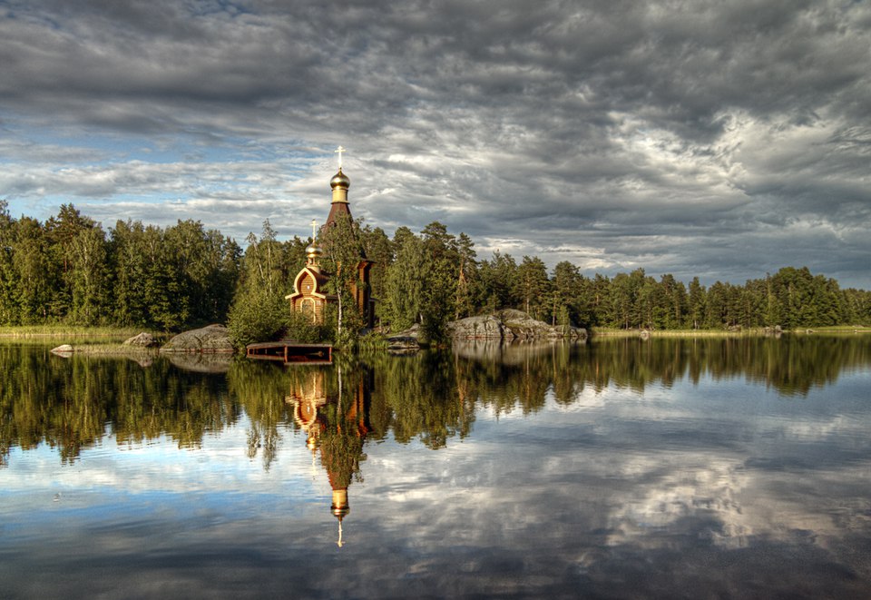 Храм в лесу красивое