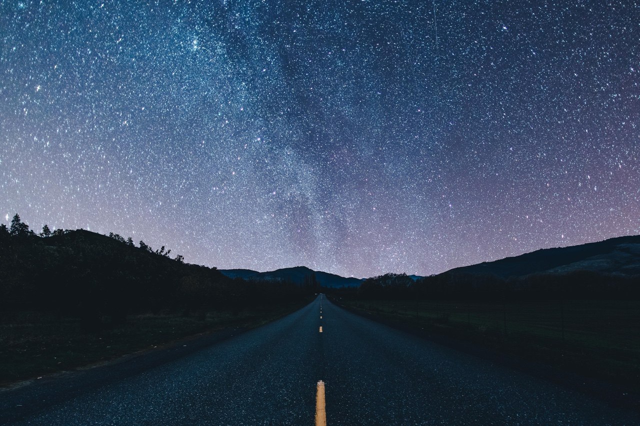 Ночное небо и дорога