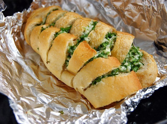 Багет с сыром и чесноком и зеленью в духовке рецепт с фото